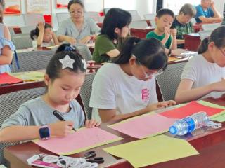 北戴河区育花路社区开展“巧绘折扇传古韵 三伏贴伏护童康”主题活动