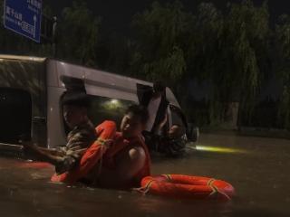 沈阳暴雨，小客车被困，警民合力救出11人