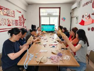 济宁市任城区阜桥街道枣店阁社区开展“伏天动手编蒲扇 清凉相伴邻里间”蒲扇DIY主题手工活动