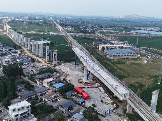 平漯周高铁鲁湛特大桥成功跨越郑渝高铁