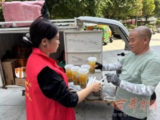 “送清凉”继续 社区自制绿豆汤送给户外工作者