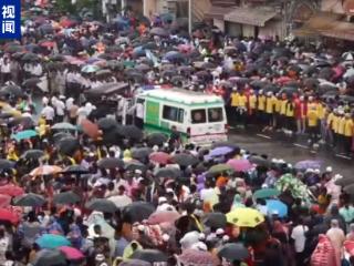 印度发生踩踏事件 至少1人死亡百人受伤