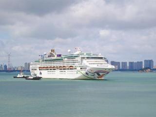 厦门暑期邮轮游启幕 "领航星"号搭载近2000名旅客靠泊