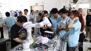 武交职人工智能学院“智创未来”实践团走进武汉筑梦科技“取经”
