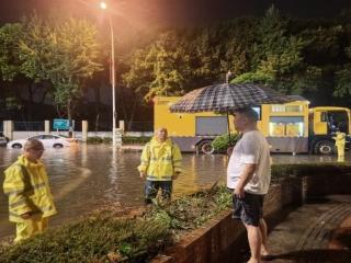 风雨一线勇担当 紧急排险护平安--新津区环境集团连续奋战应对强降雨大考
