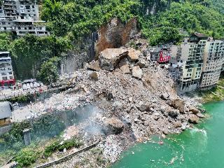 重庆彭水突发山体崩塌 武警官兵联合多方转移9名被困群众