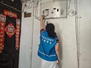 济宁市任城区阜桥街道枣店阁社区：楼道电线现险情， 网格火速处置保平安