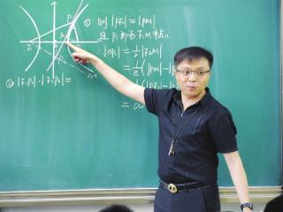 三尺讲台践初心 一片赤诚育新人