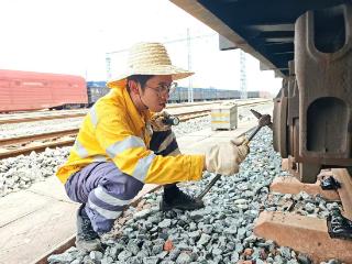 体感温度超50℃，铁路货车检车员一天洗多次“桑拿浴”