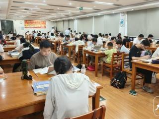 暑期日均接待量是平日3倍 池州市图书馆成为避暑“充电”好去处