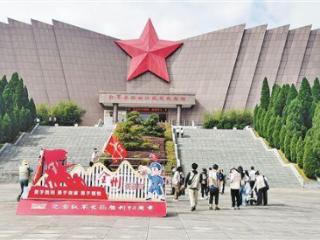 参观红军长征湘江战役纪念馆 20321个名字一墙忠魂映湘江
