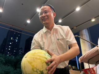 爱心企业温情帮扶 让全网心疼的卖瓜小男孩告别街头奔波