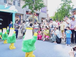 “首届机器人啤酒节”亮相青岛上街里“具身智能+新消费+文旅地标”青岛样本正式启幕